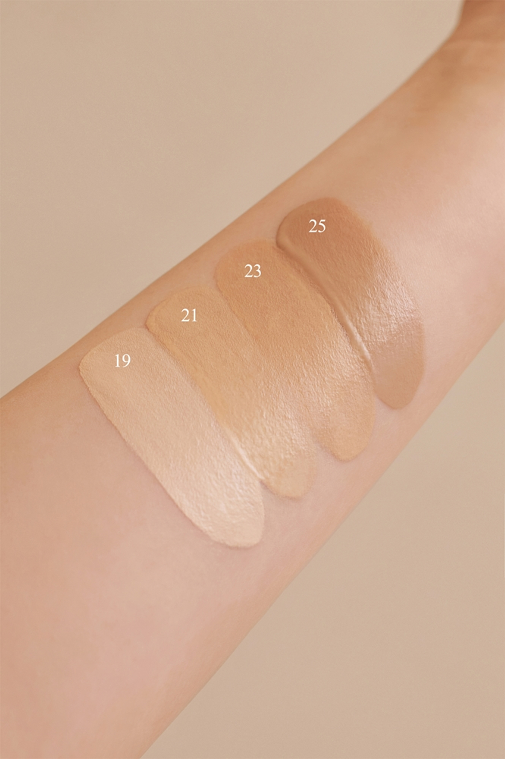 thim Luminous Skin Cushion - Долговременная основа в губке для сияния и увлажнения оттенок 19 Porcelain, 15 g