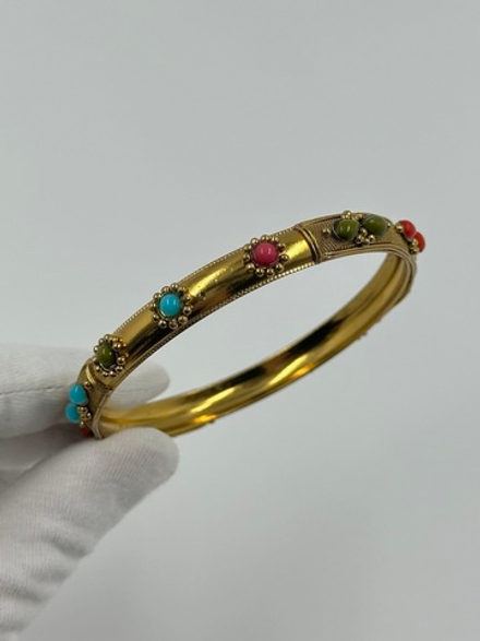 Браслет с разноцветными кабошонами