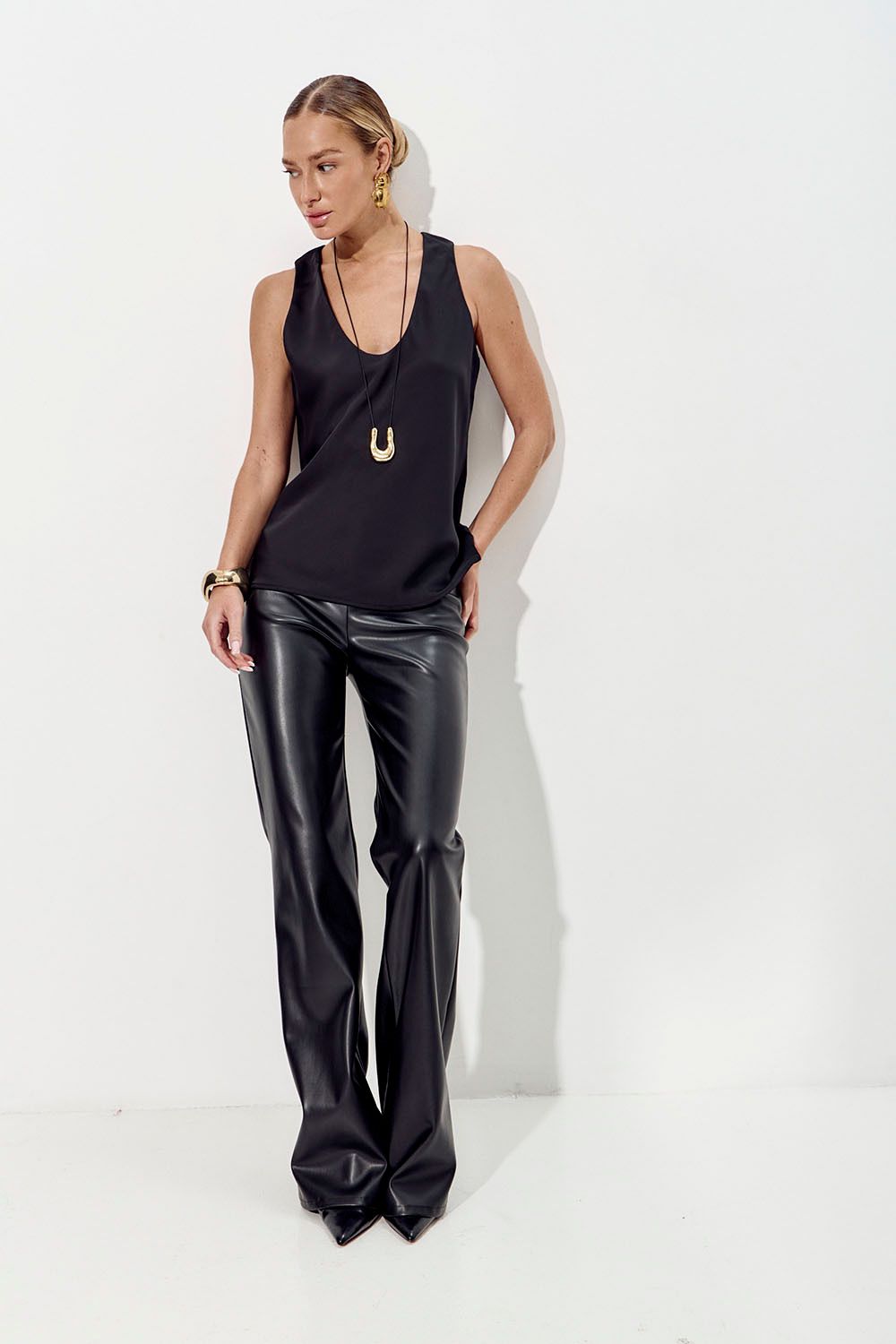 Брюки клеш из экокожи черного цвета