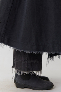 Объемный плащ из черного вареного льна