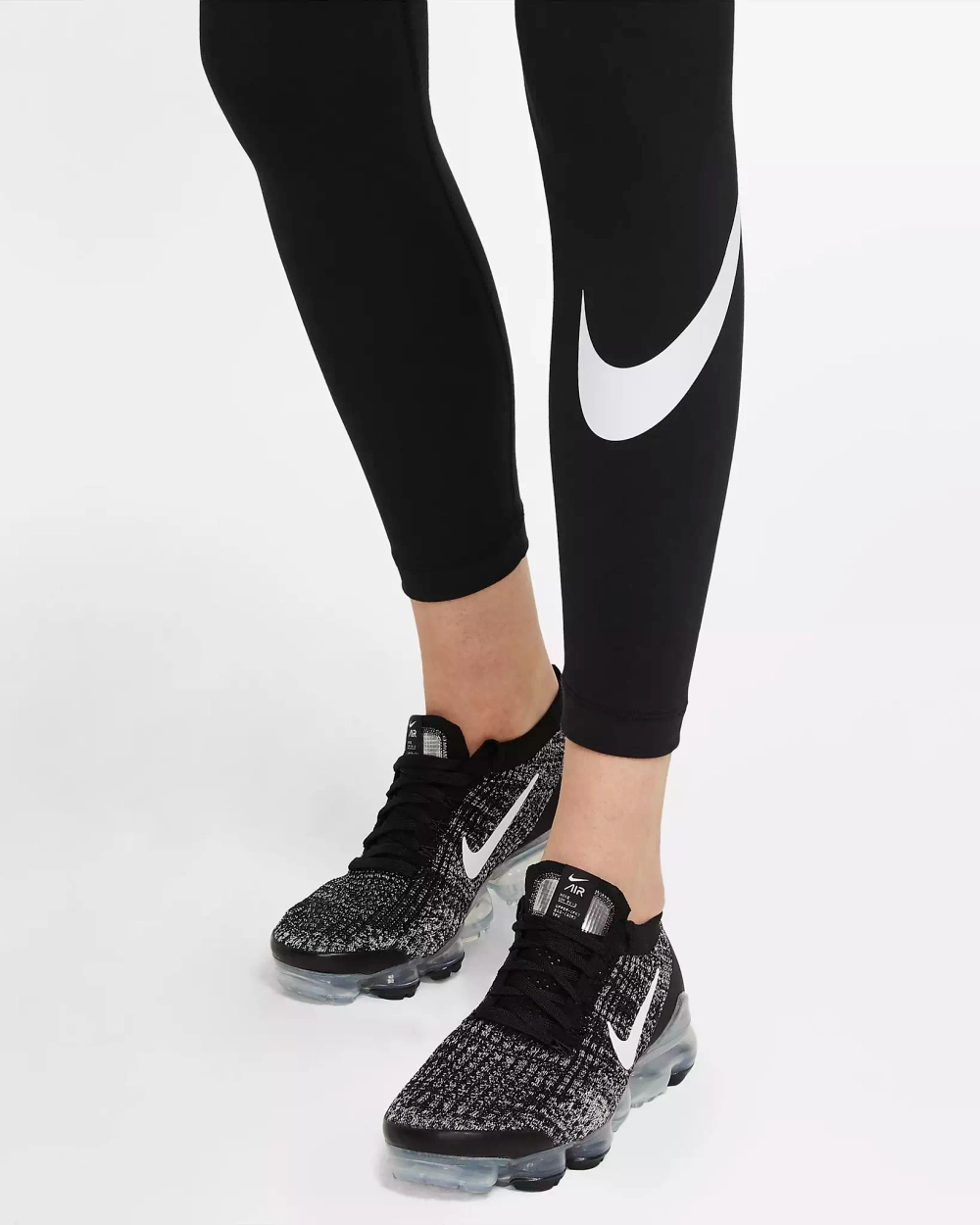 Женские леггинсы Swoosh со средней посадкой