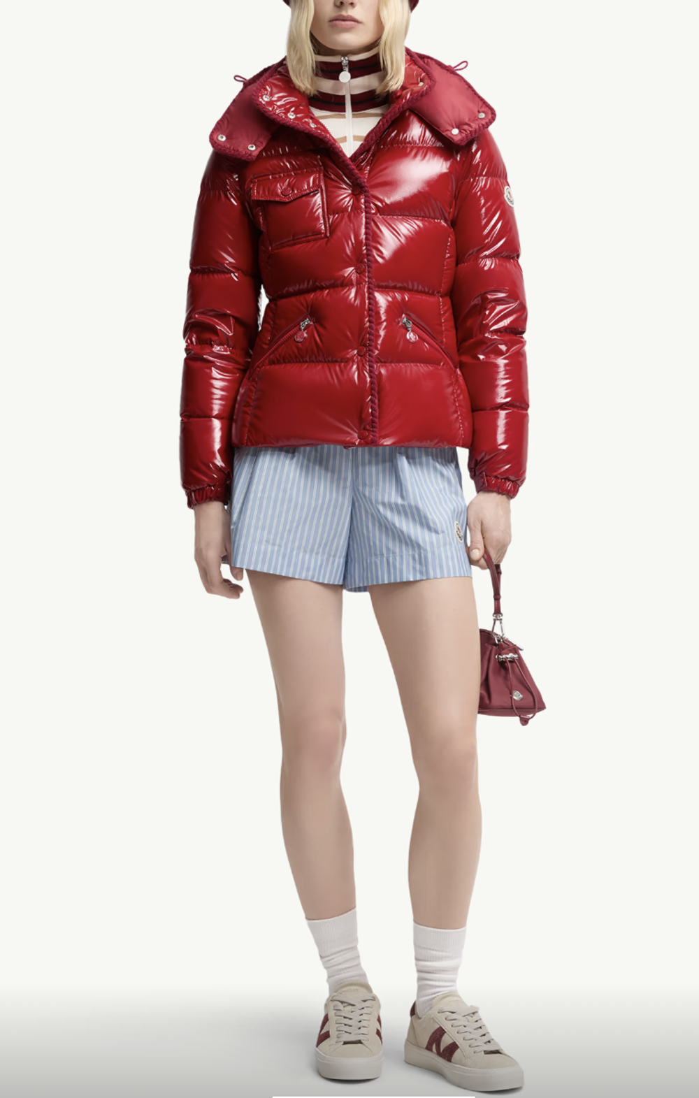 Женская короткая куртка Moncler Glareins с капюшоном и декоративной отделкой | Глянцевая, красная, утеплённая пухом