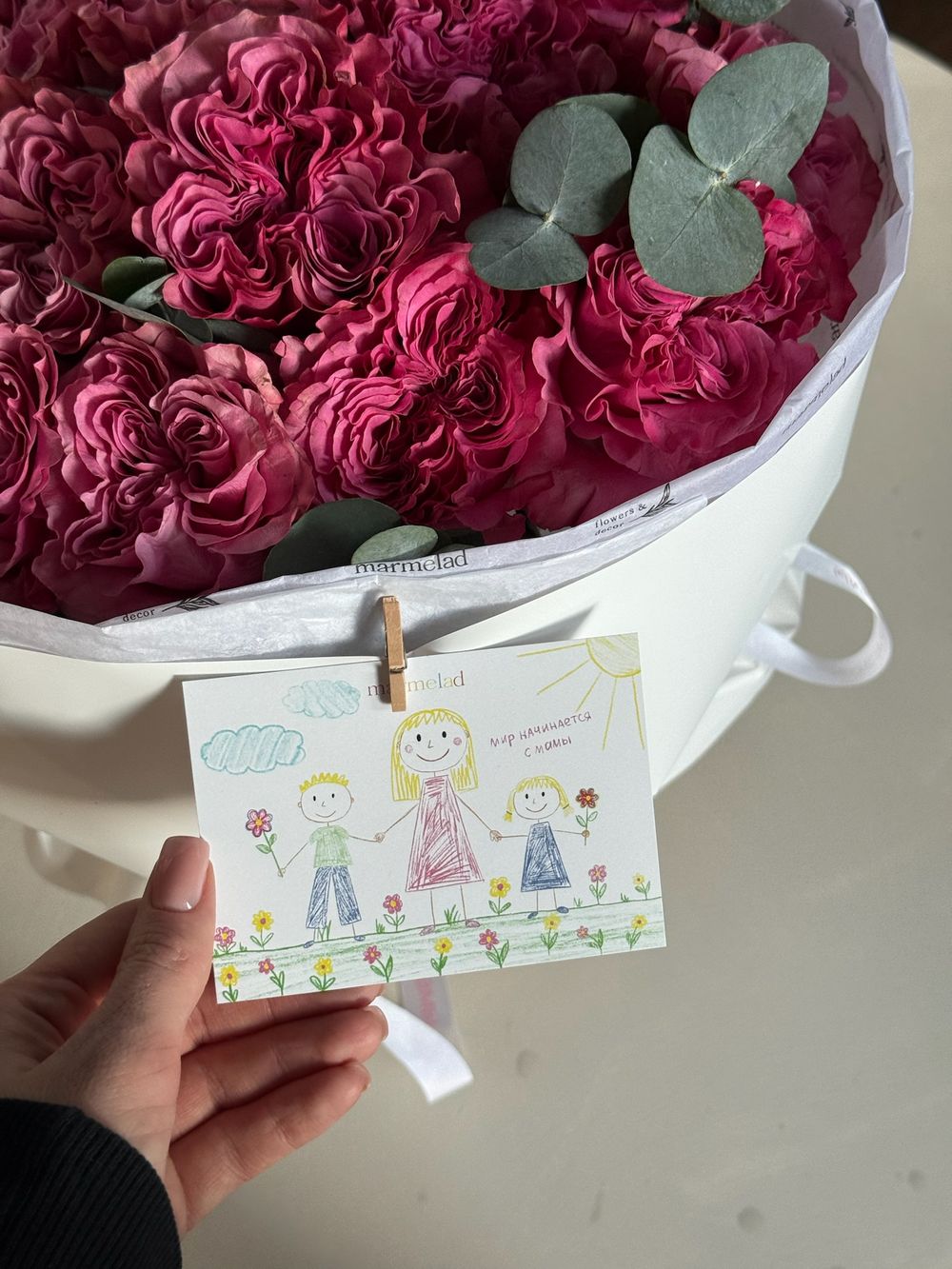 Букет из яркой одноголовой розы и эвкалипта 15 шт