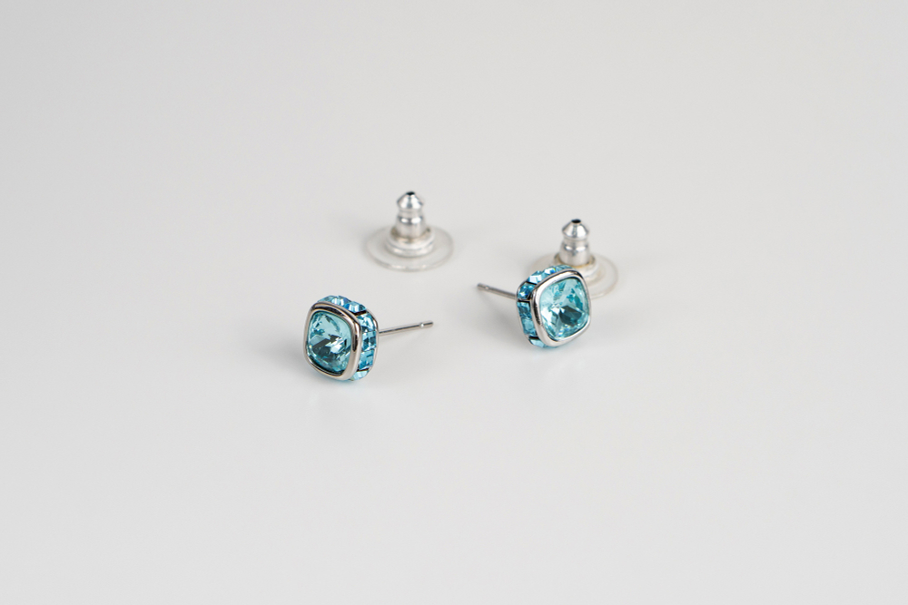 Две пары серег на пусетах Swarovski с кристаллами зеленого и голубого цветов