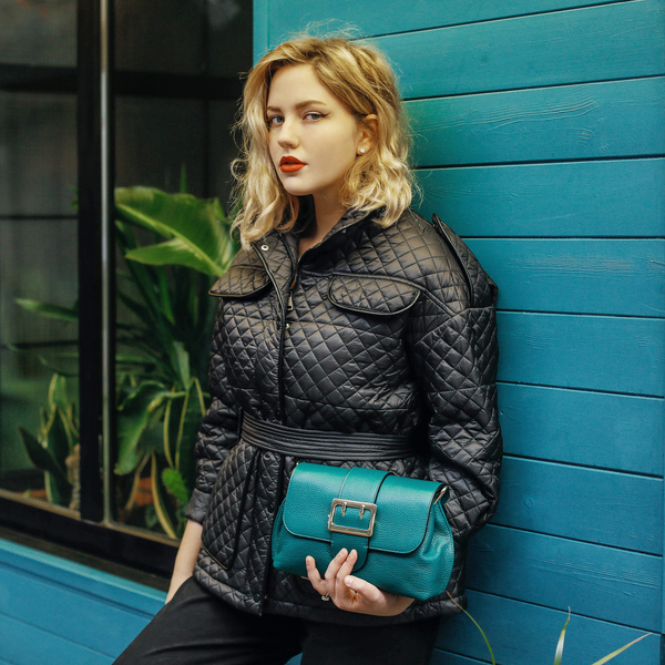 Сумка насыщенного зеленого цвета, среднего размера , из натуральной кожи .