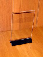 Менюхолдер тейбл тент А5 вертикальный с черным основанием