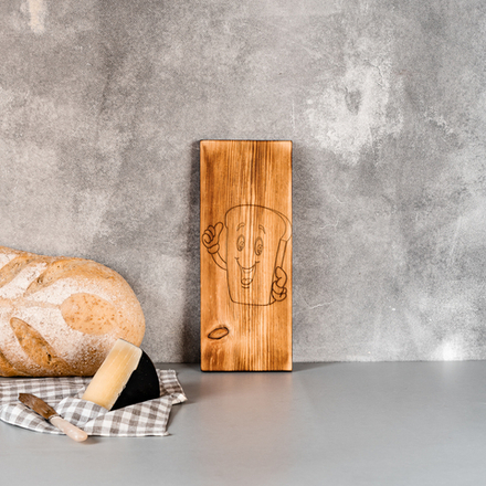 Деревянная доска из древесины сибирского кедра для хлеба с гравировкой "Забавный хлебушек" RD37