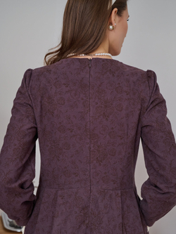 Платье с квадратным вырезом