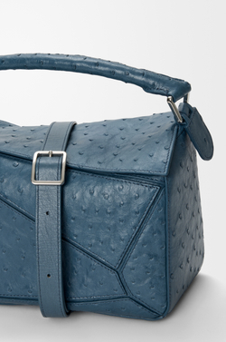 Loewe Маленькая сумка Puzzle Featherlight из страусиной кожи, синий