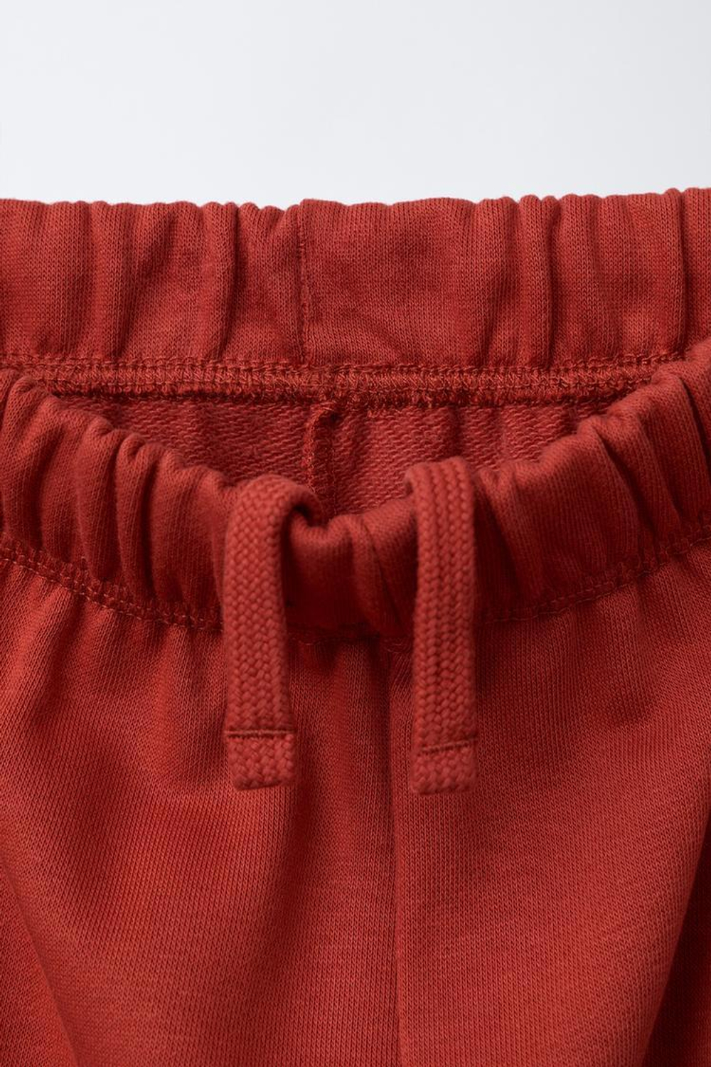 ZARA КОМПЛЕКТ ИЗ ТОЛСТОВКИ И БРЮК-ДЖОГГЕРОВ С ВЫШИВКОЙ, КРАСНЫЙ