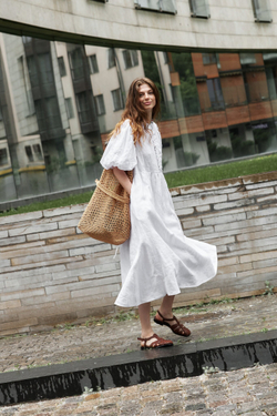 Платье с жабо и рукавами-фонариками из белого льна, с подъюбником