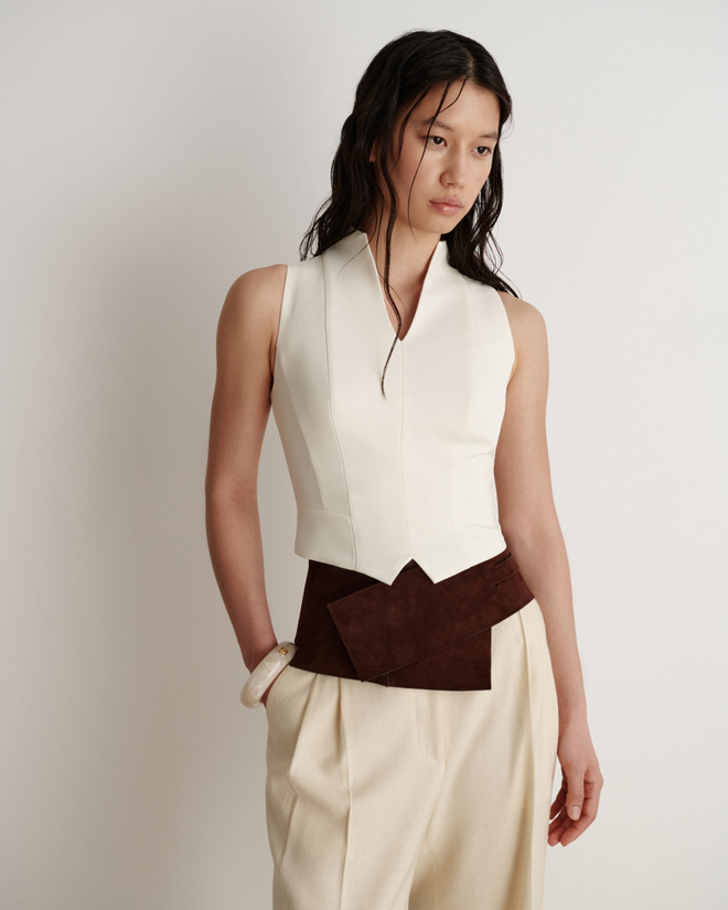 топ с V-образным вырезом