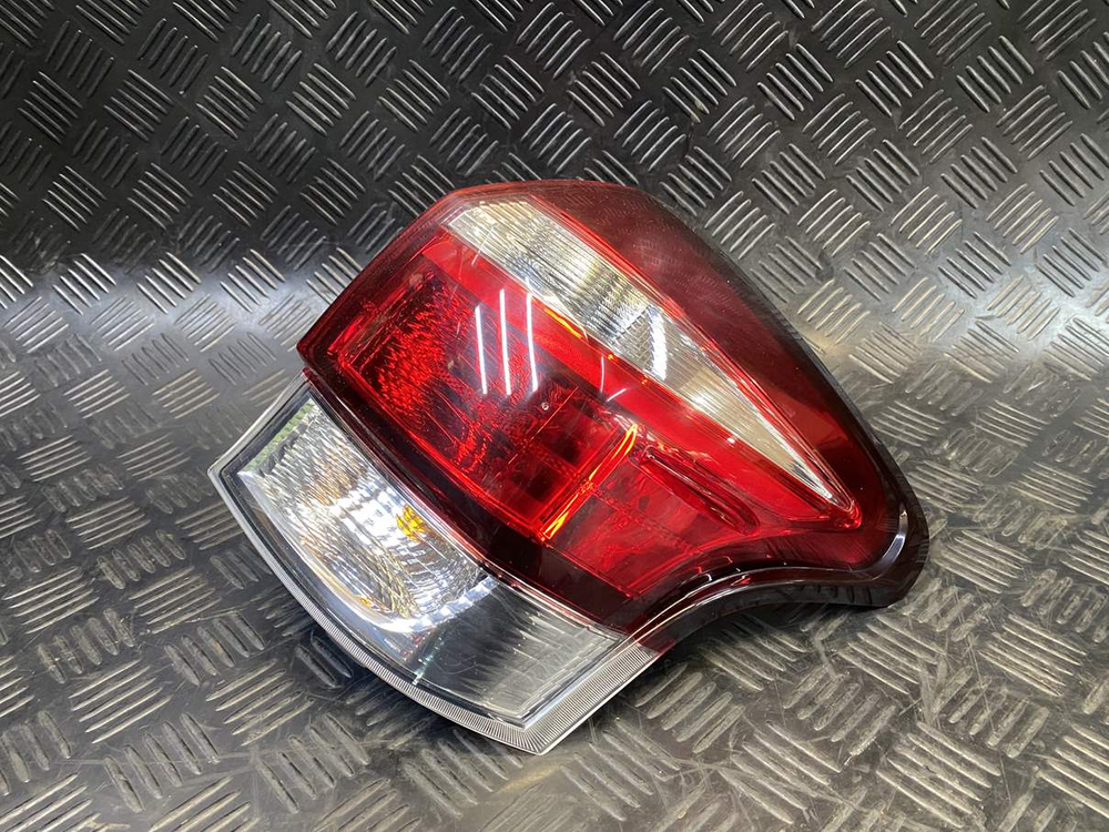 стоп правый Toyota Corolla Fielder NZE161 164 NKE165 13-106