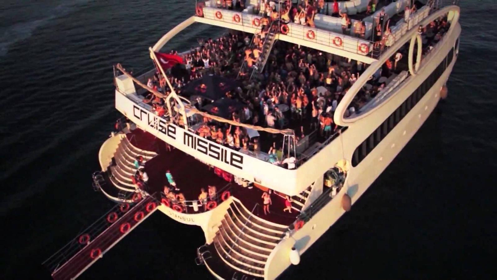 Ночная дискотека на яхте STARCRAFT в Алании