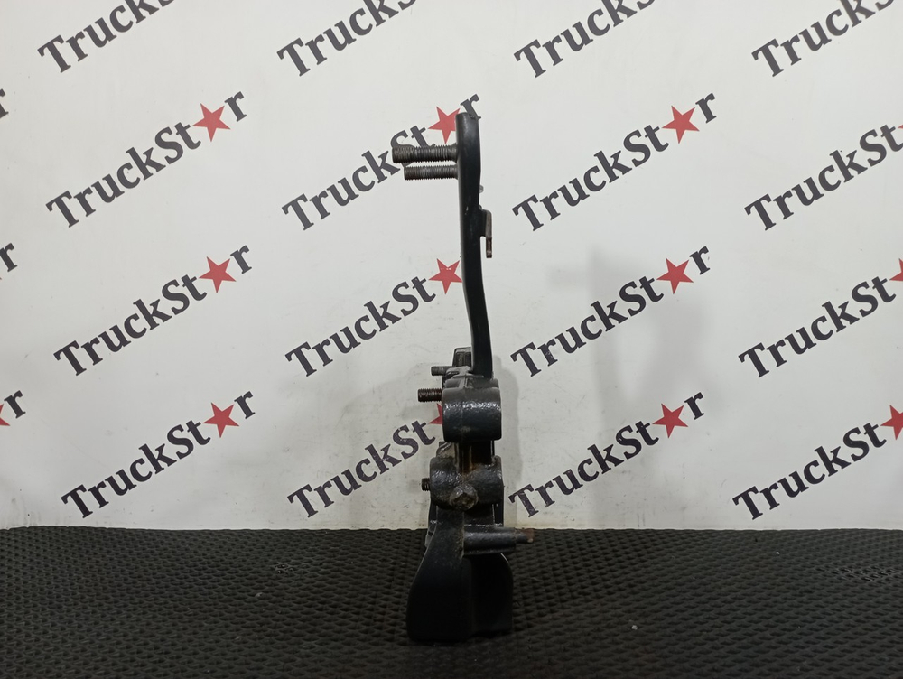 Кронштейн брызговика левого 2020г.