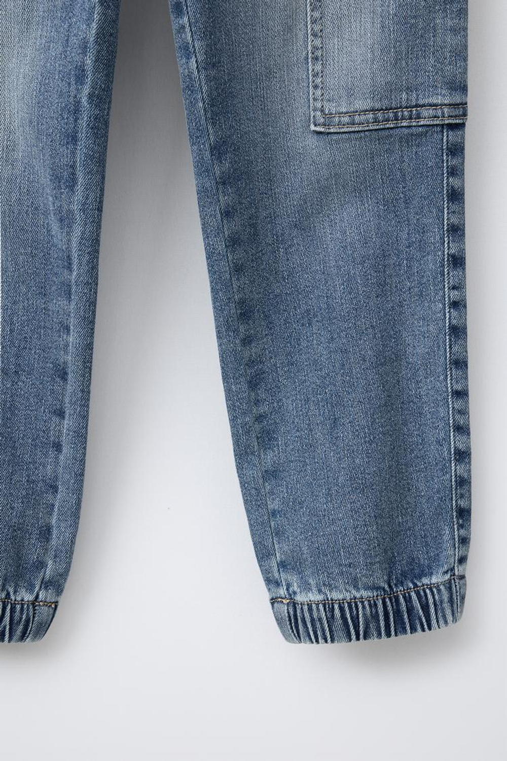 ZARA ДЖИНСЫ-ДЖОГГЕРЫ С КАРМАНАМИ, ВЫЦВЕТШИЙ СИНИЙ