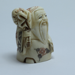 Нэцкэ Фукурокудзю с мешком волшебного риса и веером