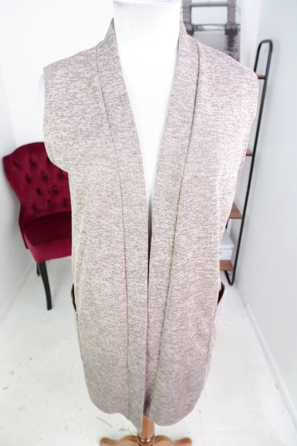 Жилетка трикотажная удлиненная, визуально на 50 размер