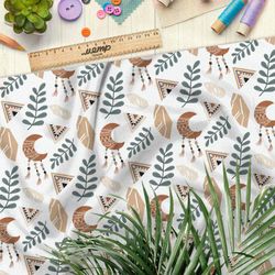 Ткань дюспо племенные символы и листья на бежевом фоне