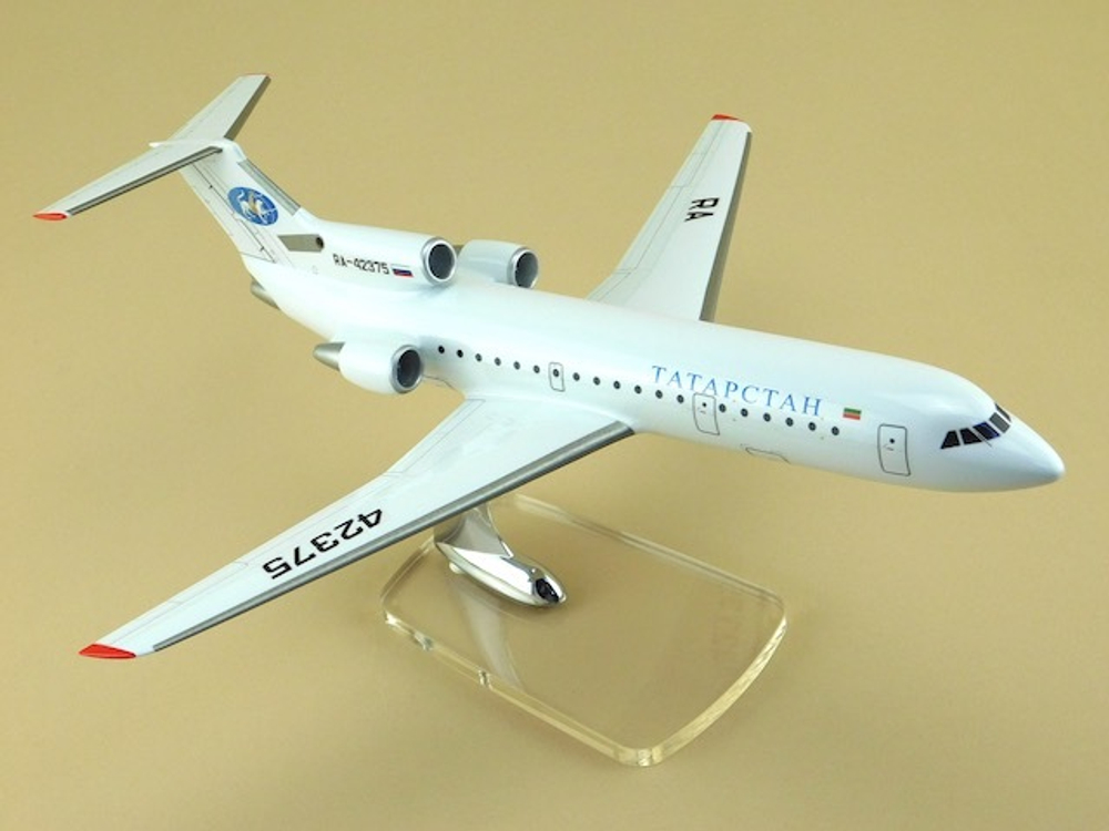 Модель самолета Як-42 (М1:100, Татарстан)
