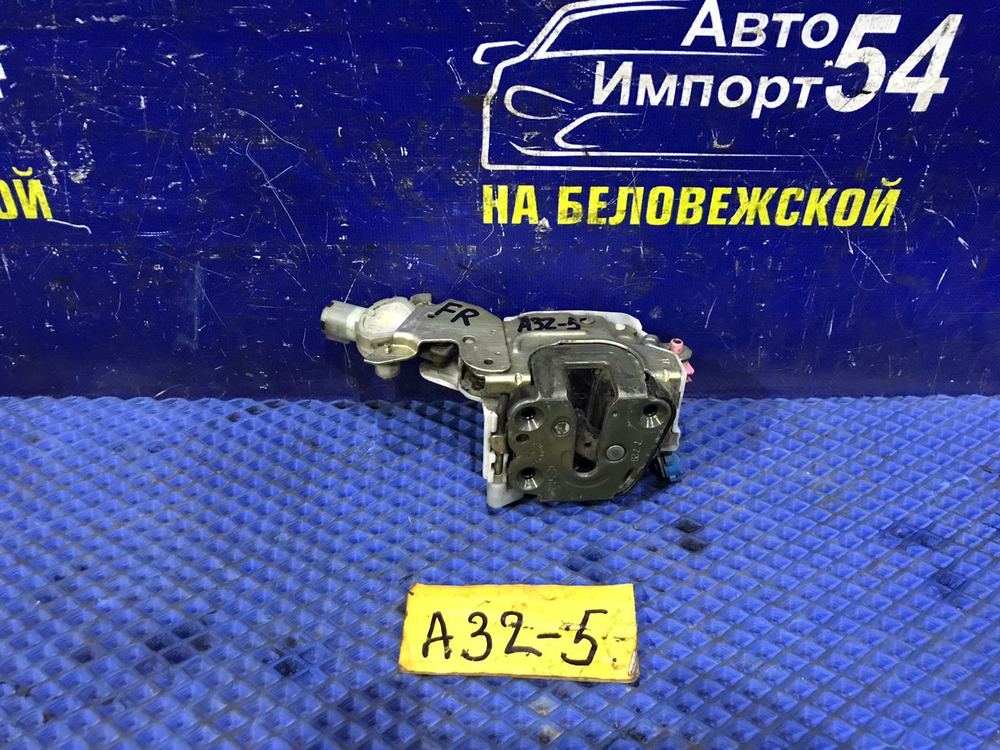 Замок двери передней правой NISSAN CEFIRO 1997