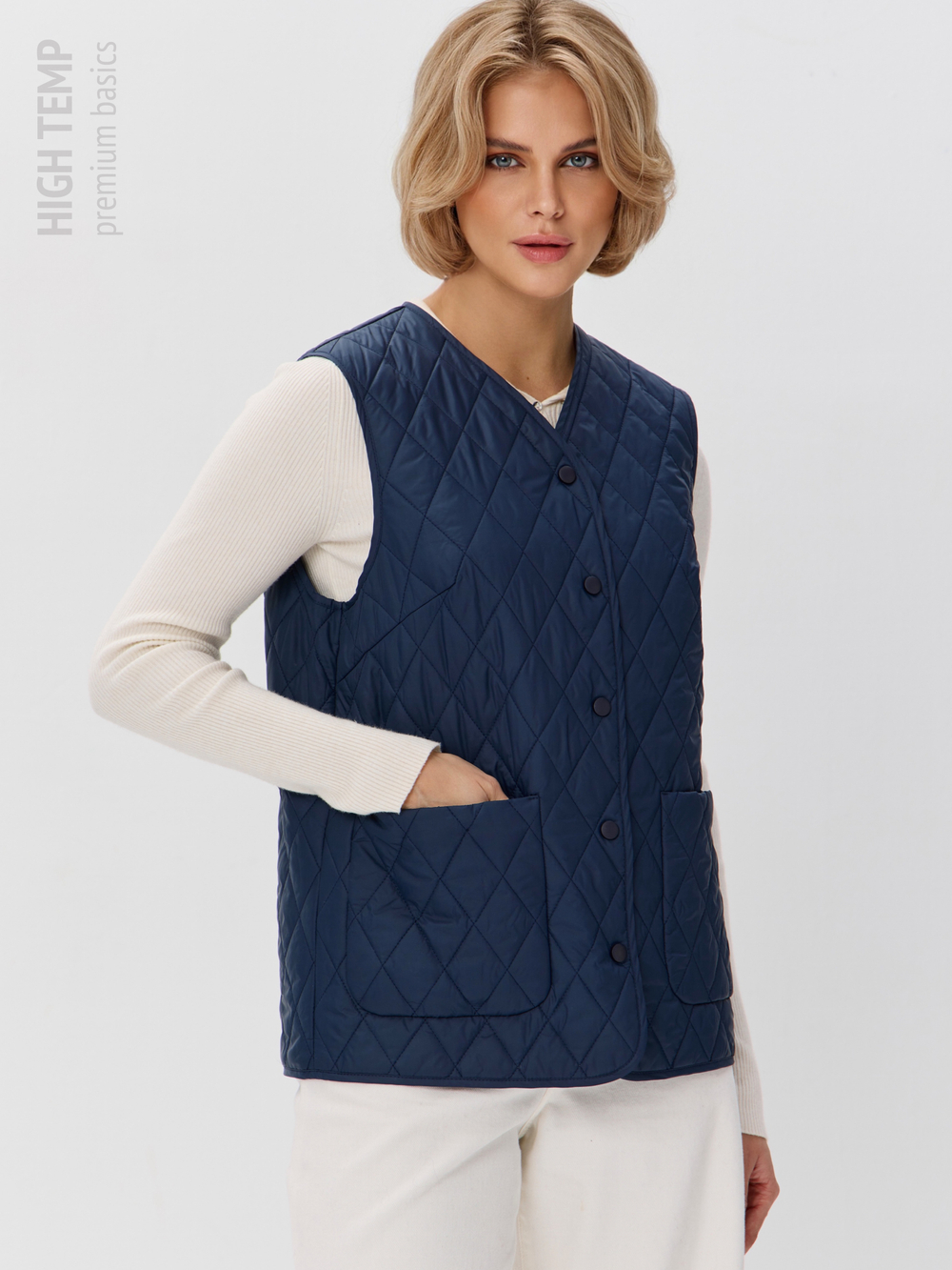 Легкий стеганый жилет с накладными карманами