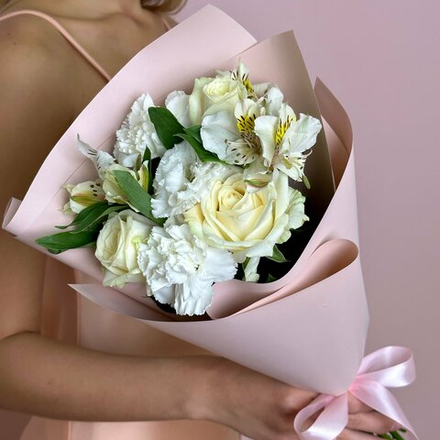 Цветы живые букет из роз, эустом и альстрамерий в упаковке с лентой