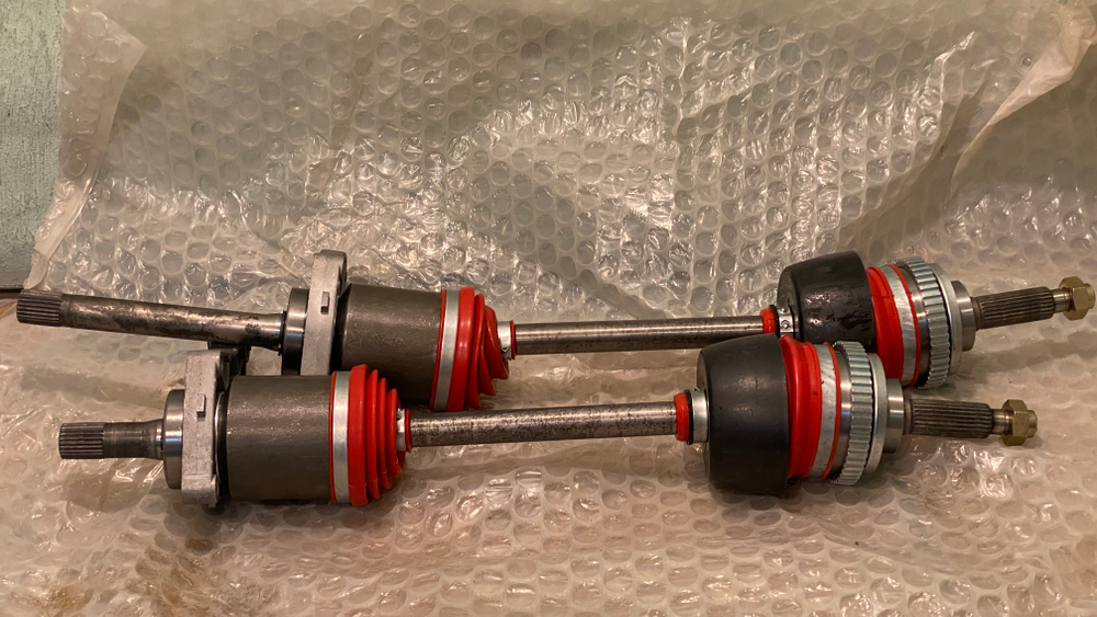 Привод правый усиленный (24 шлица) Лада 4х4/ Нива Шевроле/Тревел (1,7 л) в сборе с крышкой подшипника