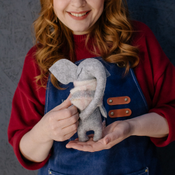 Игрушка ручной работы Слоник светлый