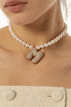 Колье жемчуг, массивная буква с камнями