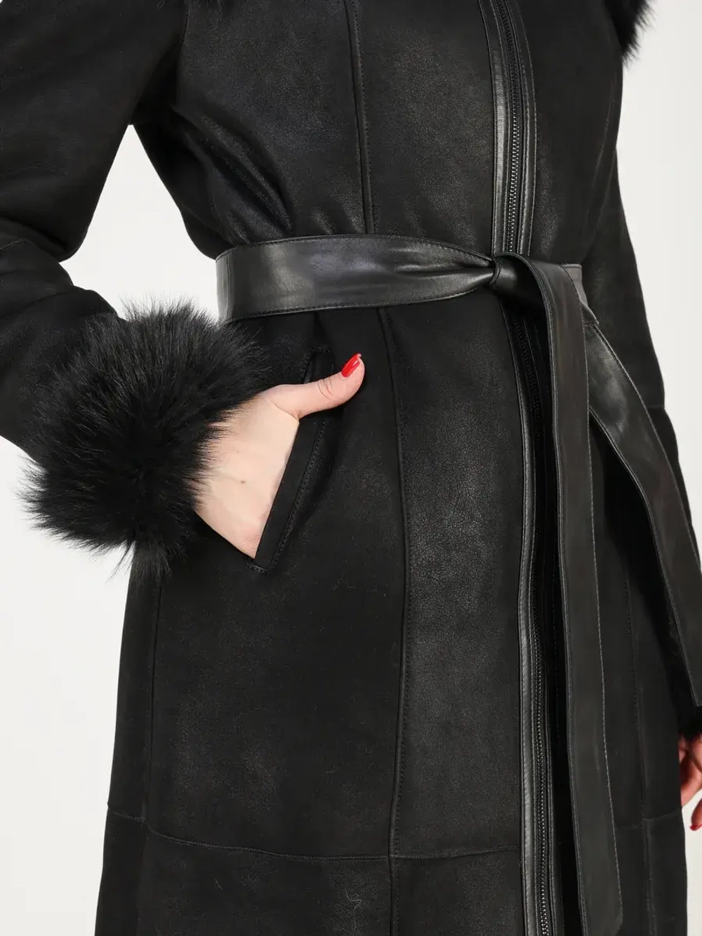 Дубленка зимняя натуральная с капюшоном длинная