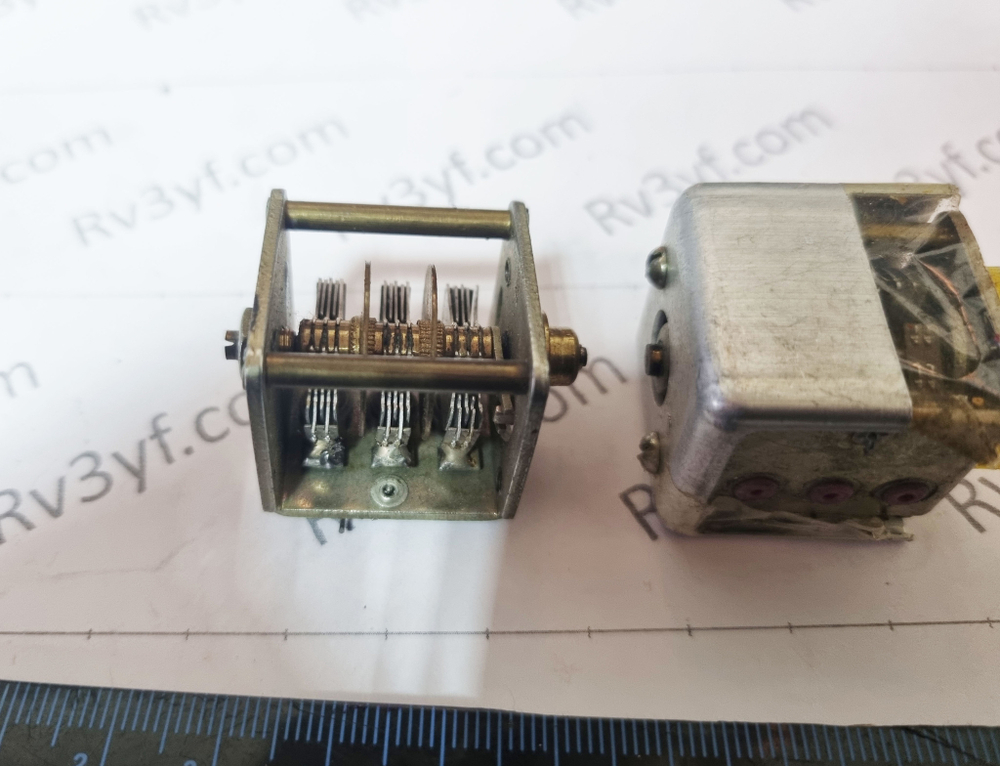 Конденсатор Переменной Емкости (КПЕ). мини 3 секции. Емкость секции по 3-17 пФ.