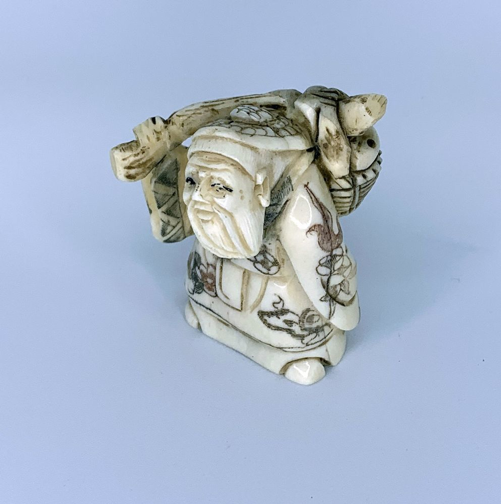 Нэцкэ Монах с кузовом через плечо