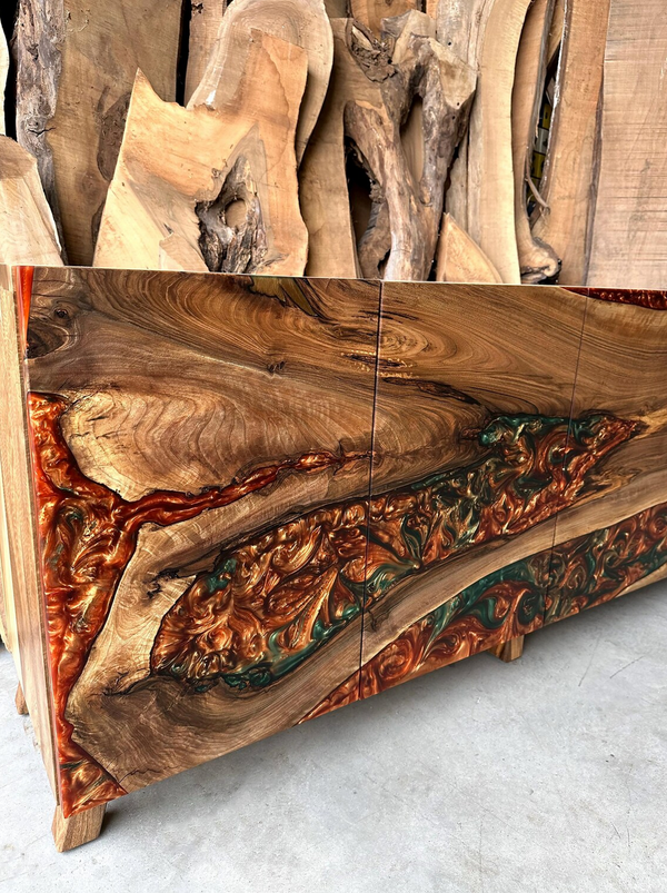 Шкаф из ореха в огненно-бронзовых и оливковых тонах