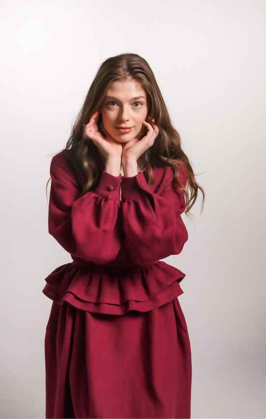 Платье с V-вырезом, поясом-баской и длинным рукавом из крапивы бордо