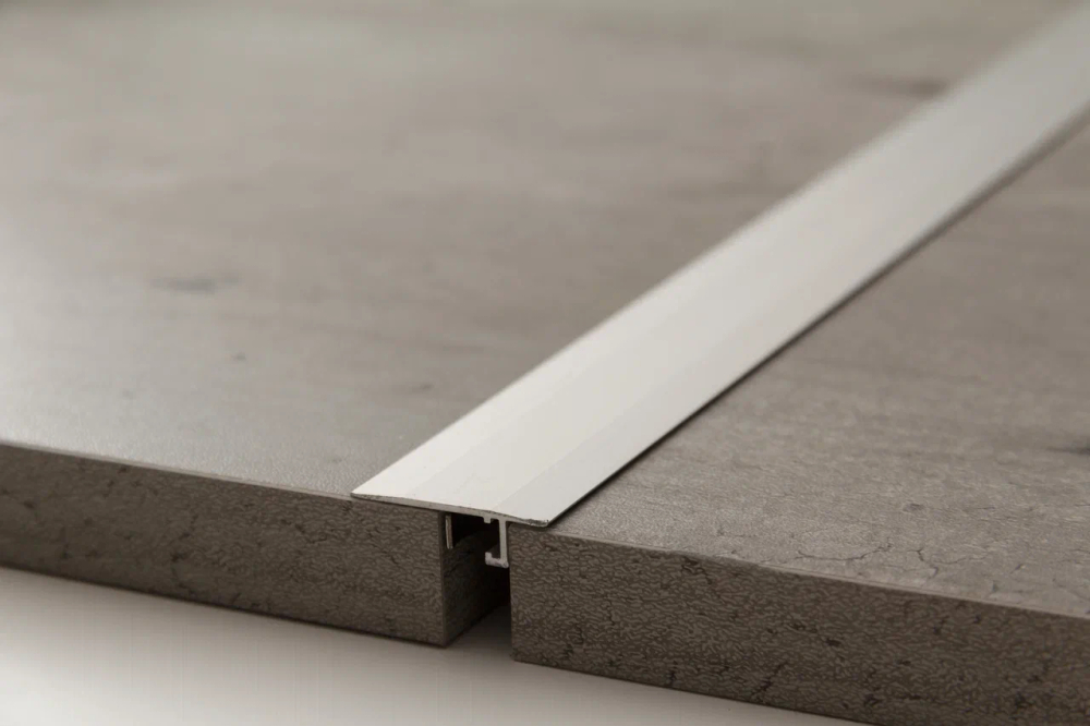 Алюминиевый порог для пола НЕПЛИНТУС UL25X6-01L Серебро матовое 25х6х2000 мм