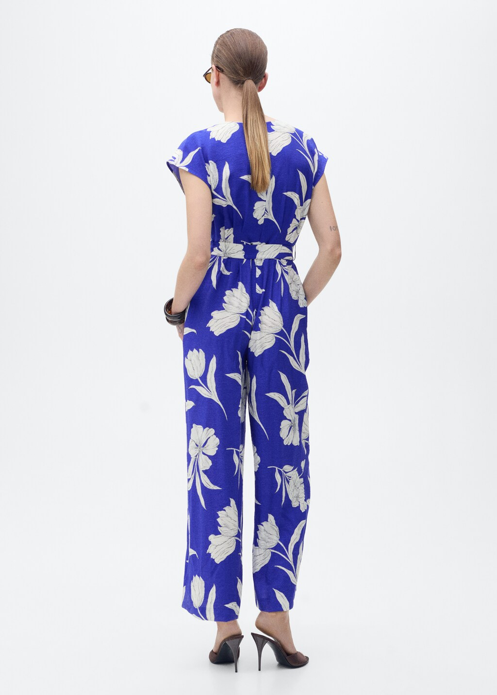 Длинный комбинезон с принтом и поясом