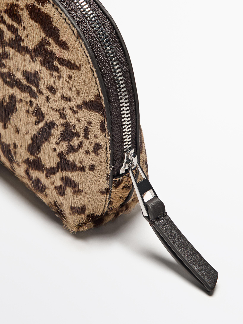 Massimo Dutti Несессер из кожи с меховым принтом, экрю
