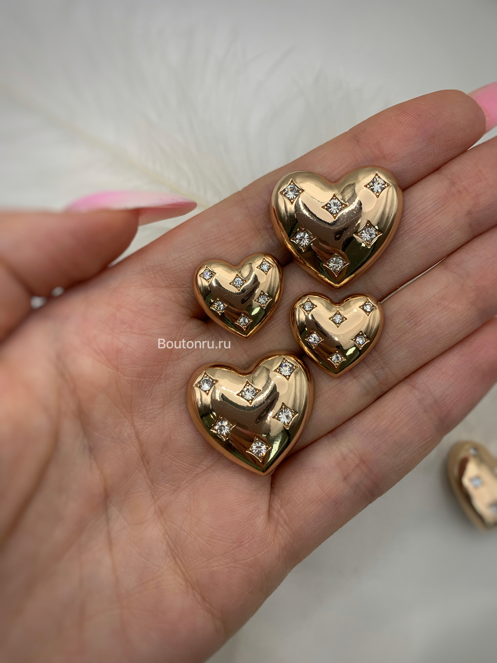 Пуговицы сердечки золотые со стразами