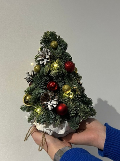 Елочная композиция  h25 см - в красно-золотых оттенках с гирляндой