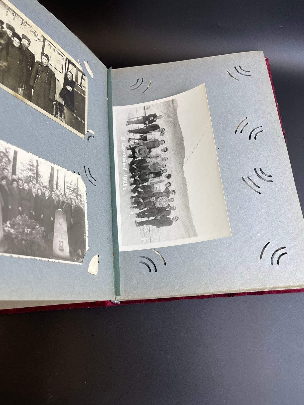 Большой альбом для фото СССР 1950 - е годы. Красный. Бархат с фотографиями . 30 х 21 см
