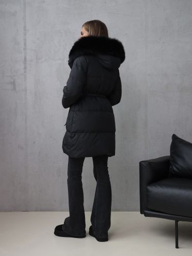 Черный удлиненный пуховик с меховым воротником