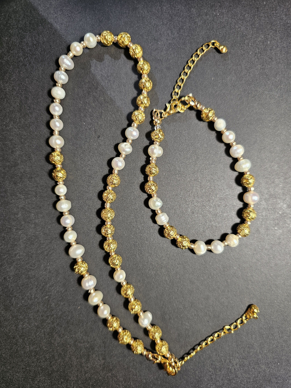 Комплект украшений авторский из натуральных камней. Колье и браслет "Золотая лава". Бижутерия на шею, на руку для женщин, девушек. Летнее женское украшение