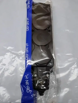 NE-AD Колодка каучуковая четверная (4 гнезда), 1 штука