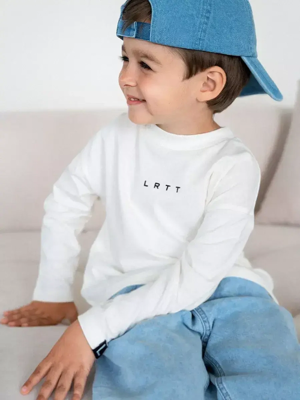 Лонгслив для мальчика белый в школу