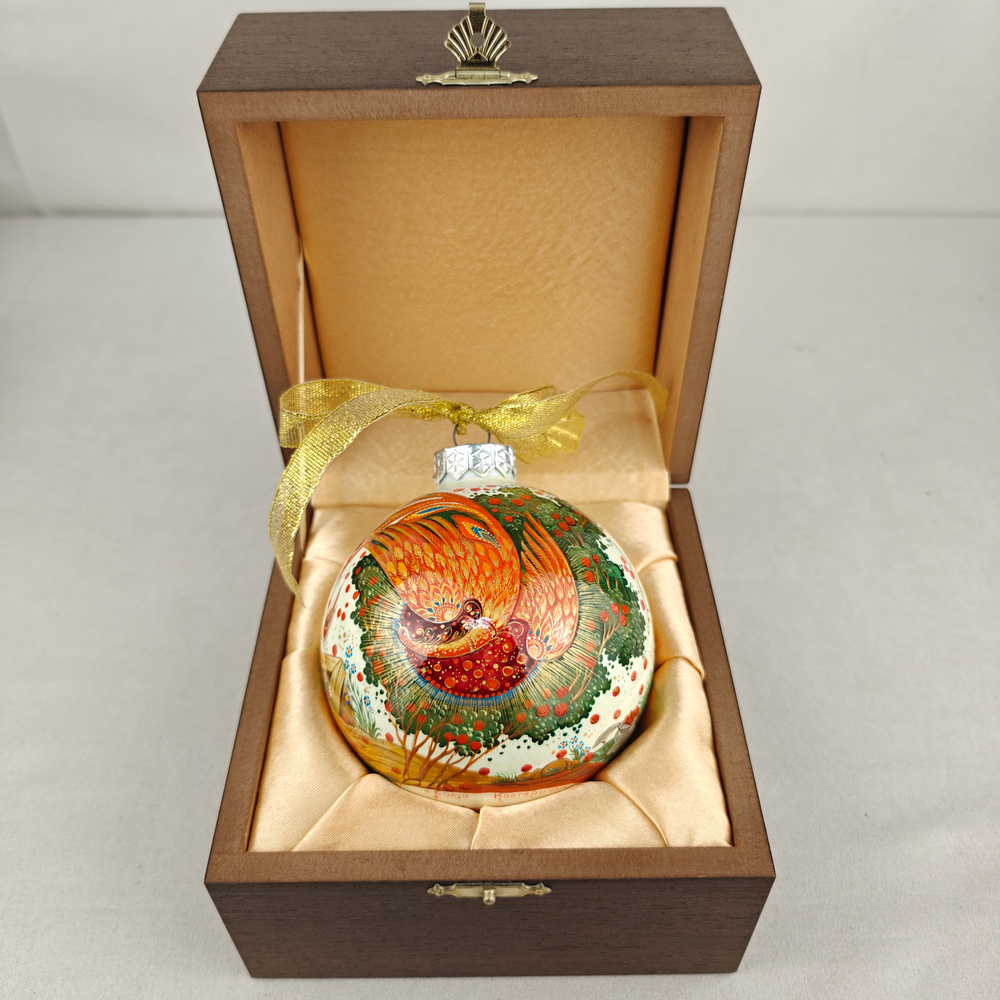 Шар елочный новогодний с круговой росписью Палех "Жар-птица" на белом в футляре в коробке