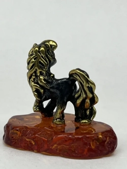 Бронзовая статуэтка на янтаре