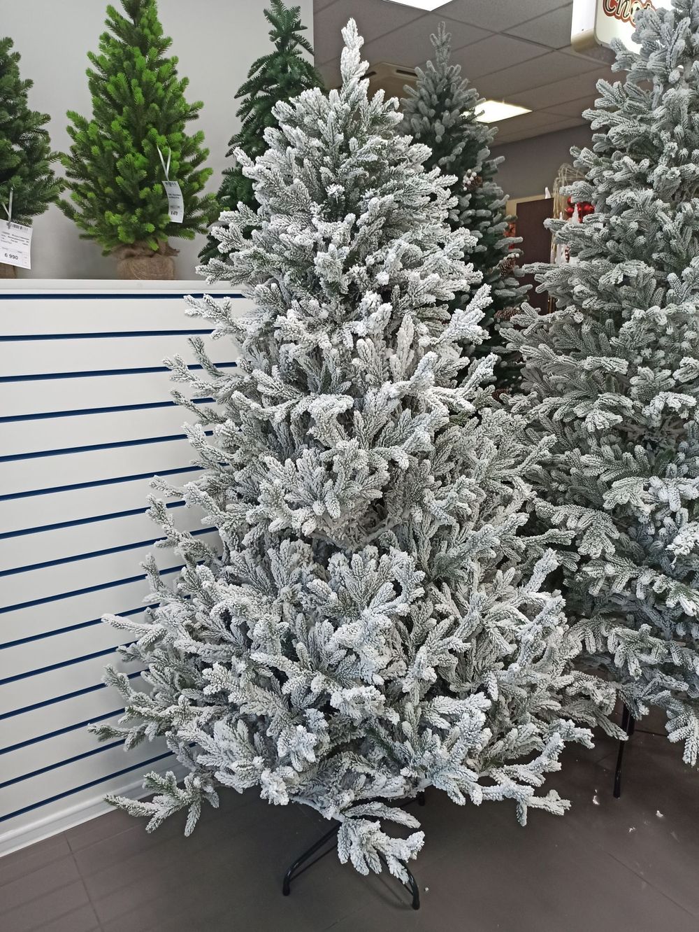 заснеженная ель "имперская" ветки на шарнирах