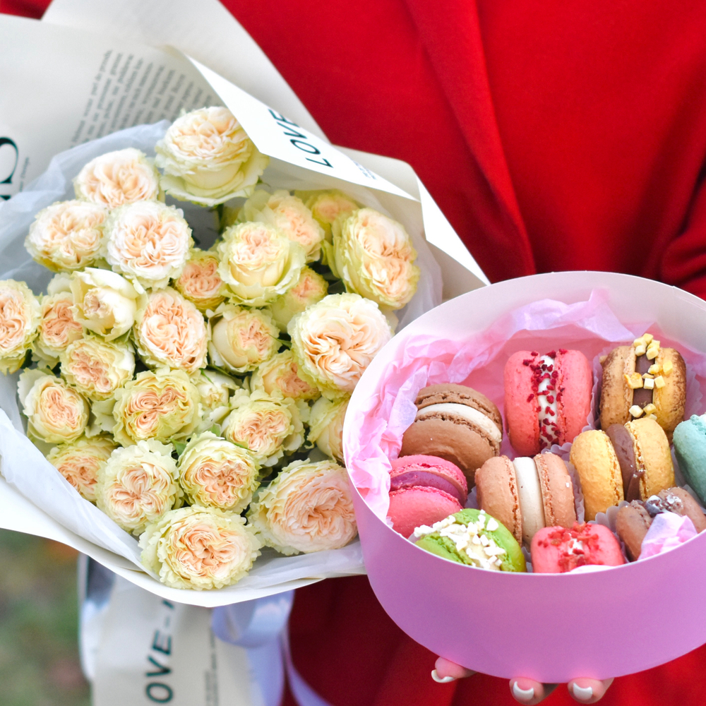 Букет кустовых пионовидных роз «Ваниль » и пирожные макарон ручной работы от «Делаем сладко»