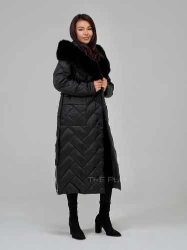 Черный длинный стеганый пуховик с черным мехом на капюшоне